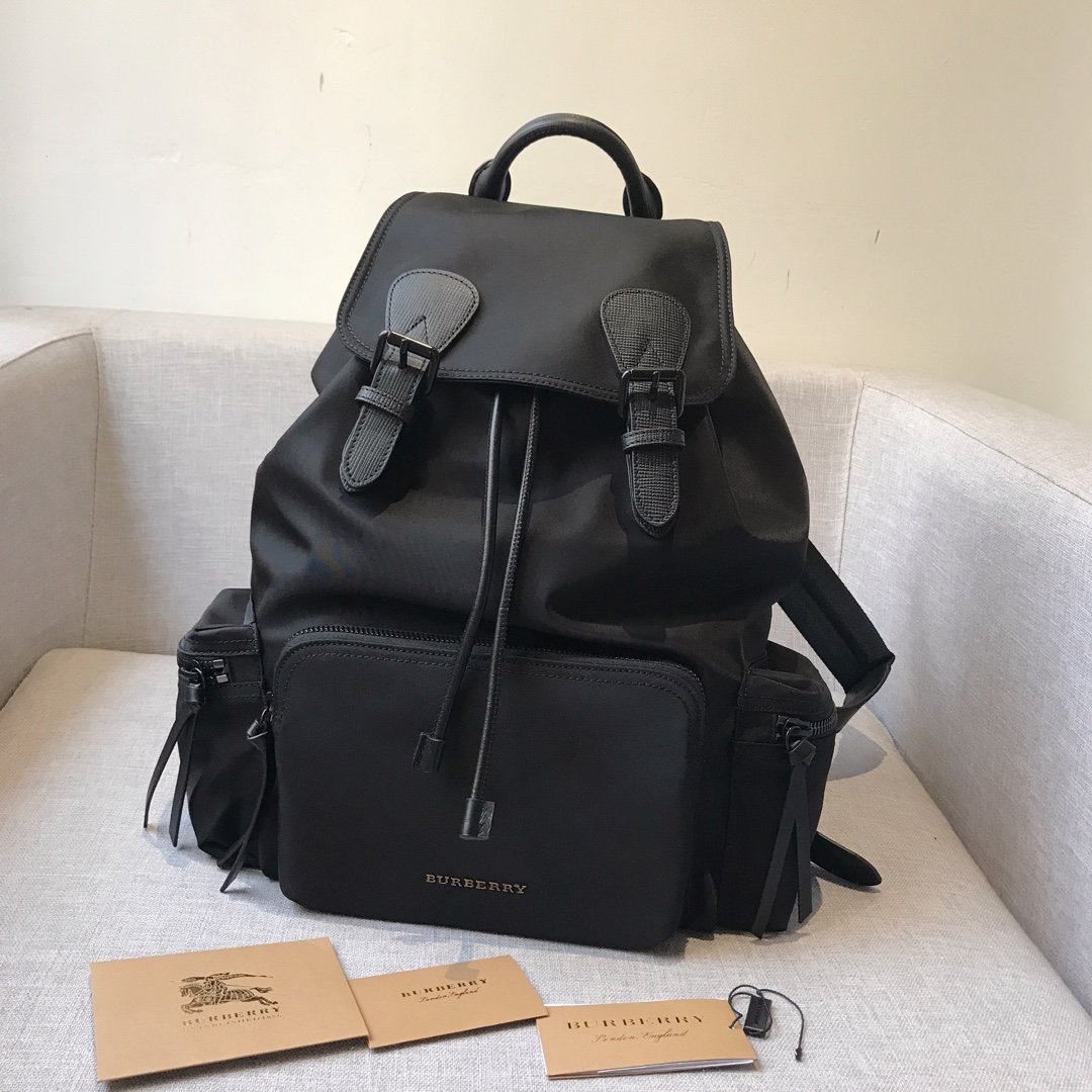 頂級burberry巴寶莉The Rucksack黑色軍旅男女通用背包