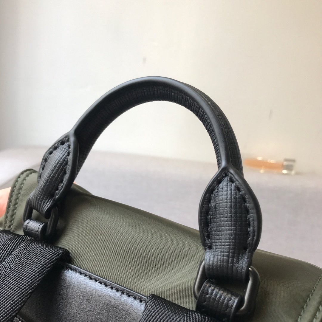 高仿網站burberry巴寶莉The Rucksack軍綠色軍旅男女通用背包