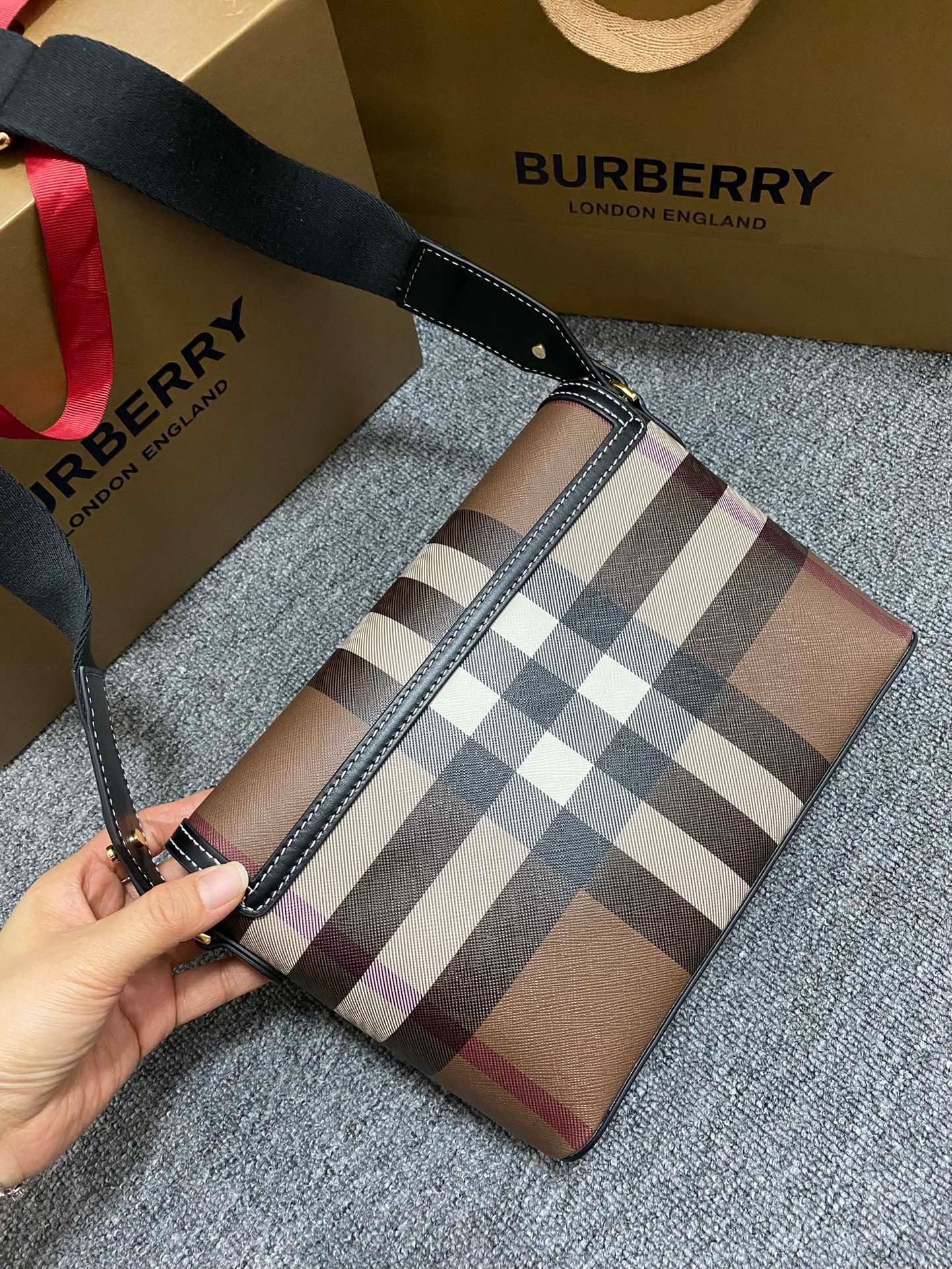 高仿burberry巴寶莉新款斜挎包