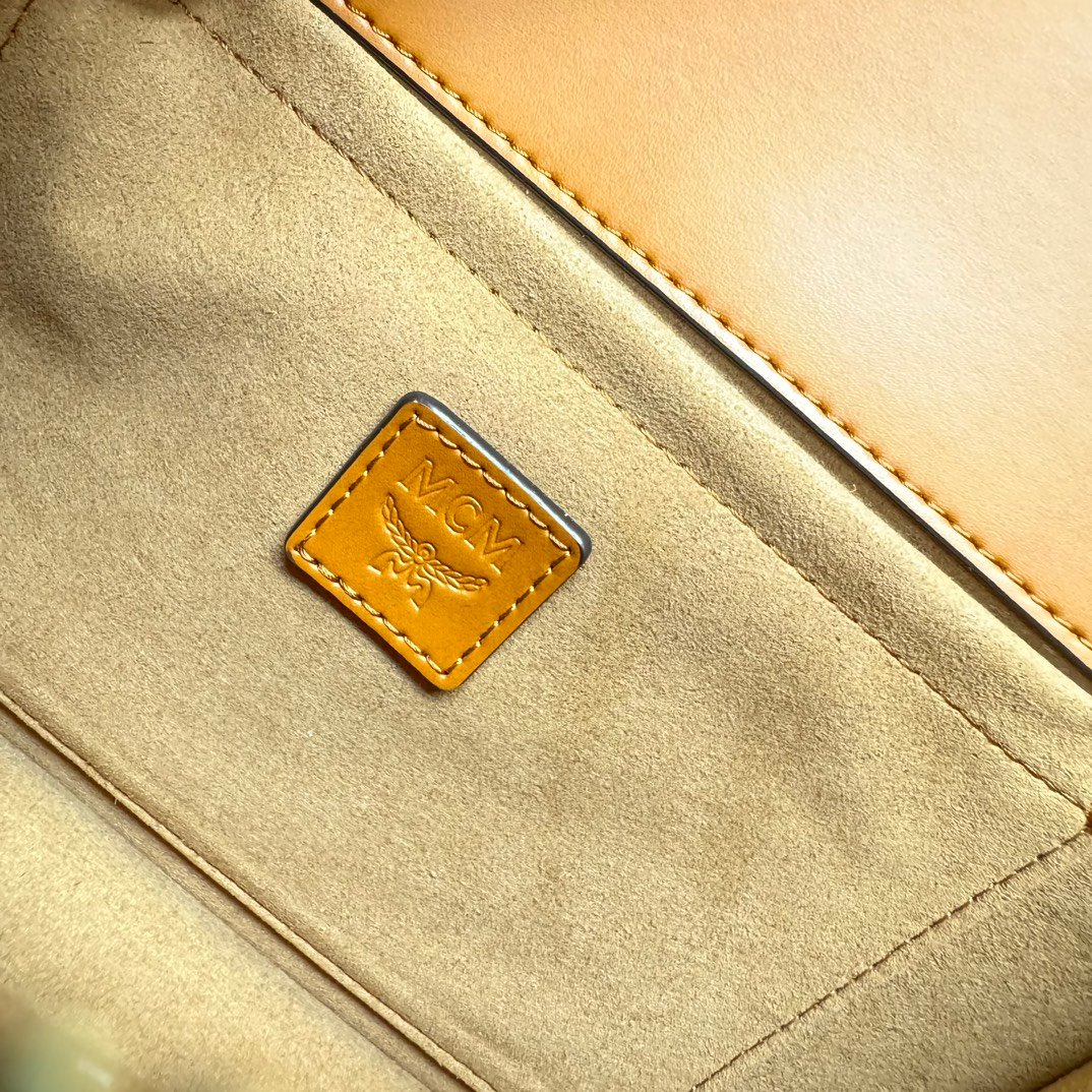 MCM Tracy Visetos斜背包干邑色小號翻蓋包精品仿製一比一原單款
