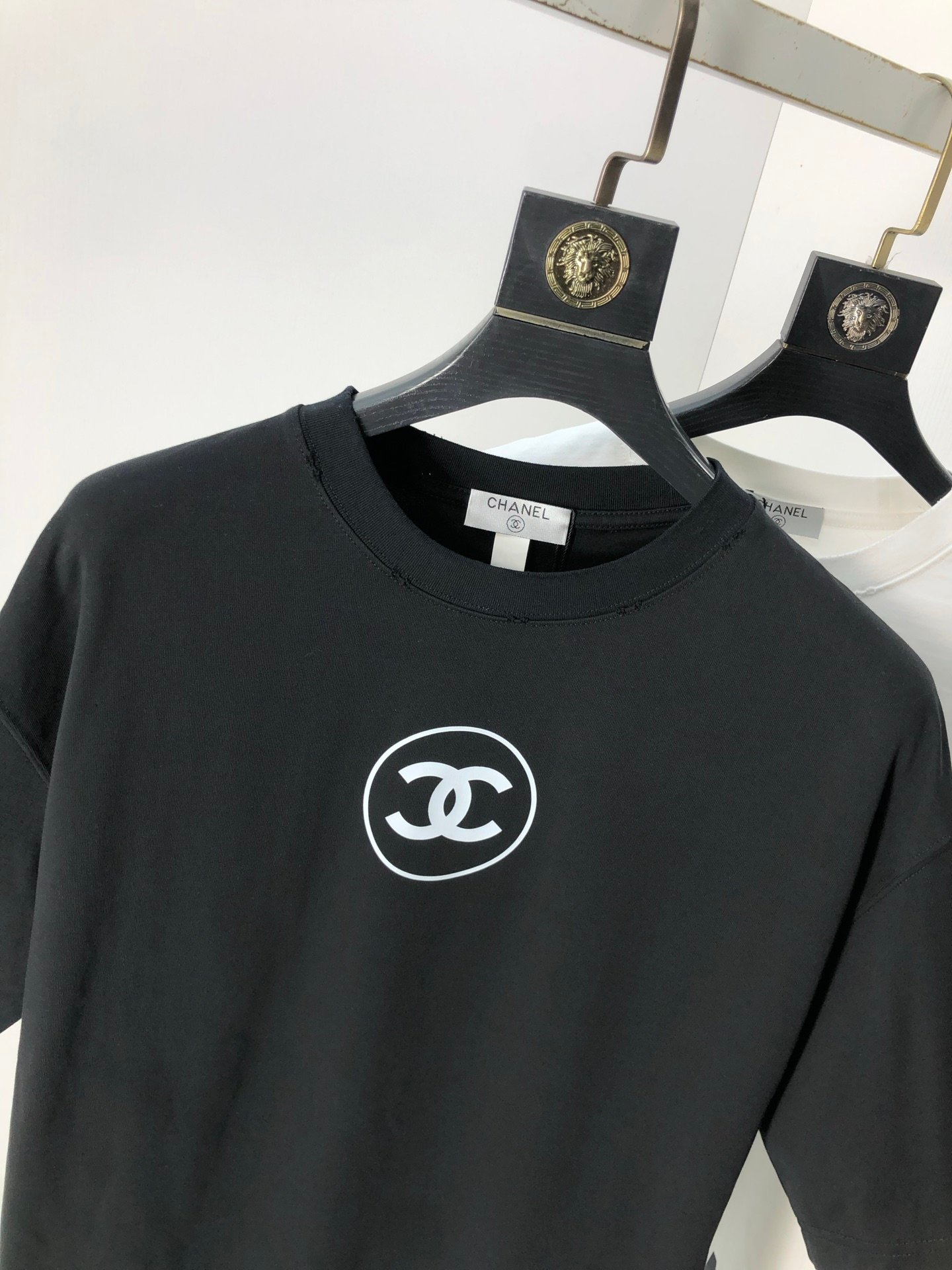 CHANEL 高仿男款短袖T恤 黑色重工Logo設計 2025春夏型男專櫃感