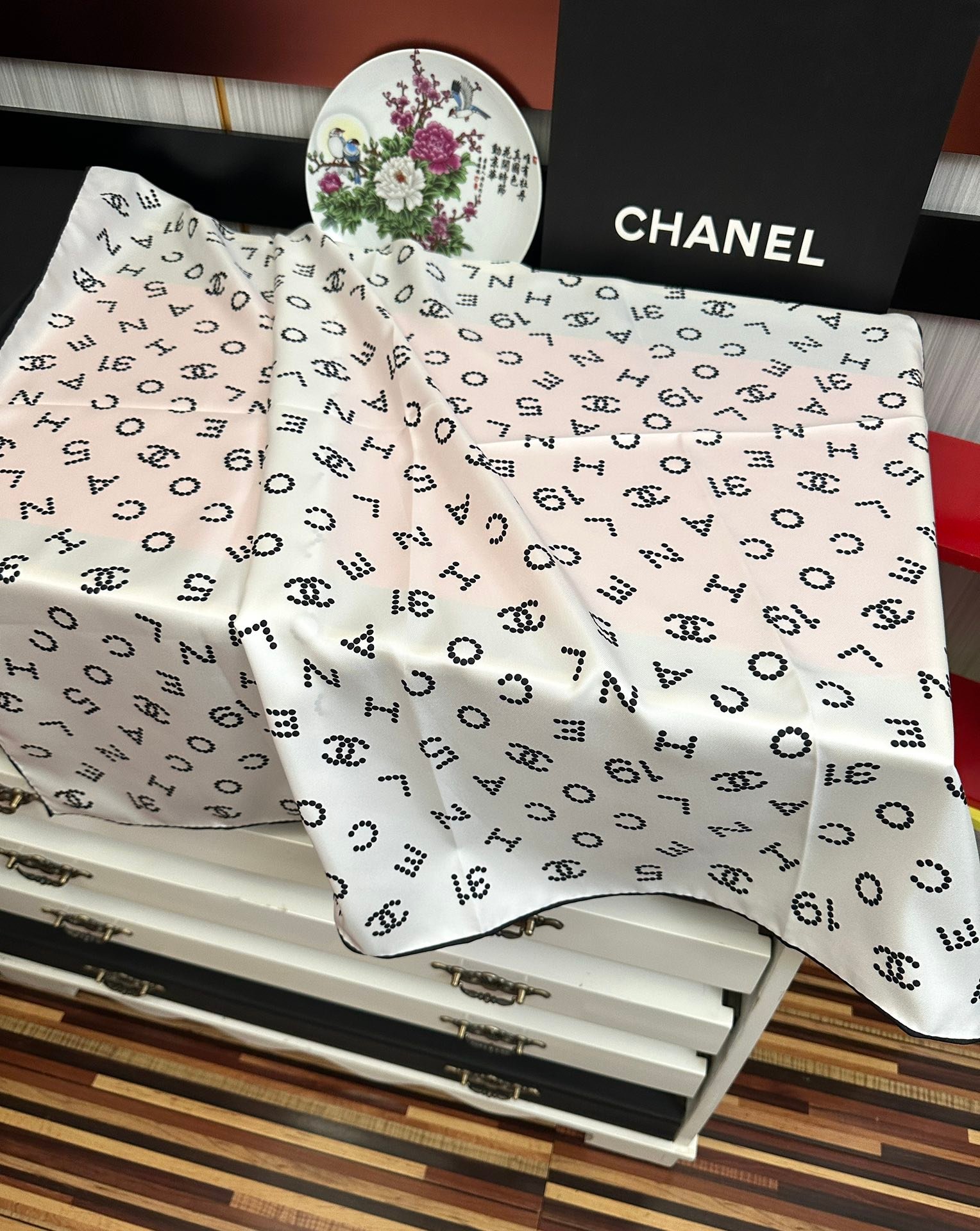 CHANEL 一比一真絲絲巾 雙面同色90x90 字母Logo交織設計 浪漫優雅質感首選