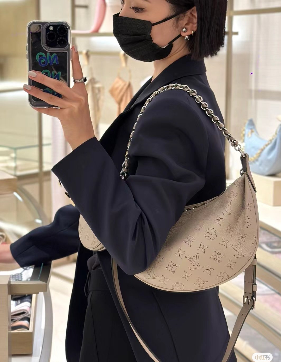 LV M22820 高仿灰色Baïa小號手袋 穿孔牛皮半月包