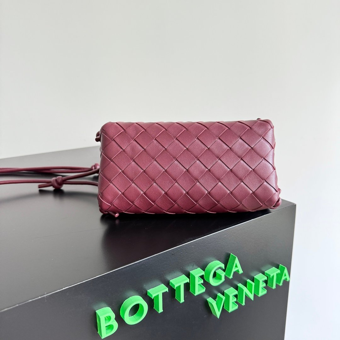 Bottega Veneta高仿Concert Pouch迷你包容量感人可調肩帶秋季通勤小巧百搭794258