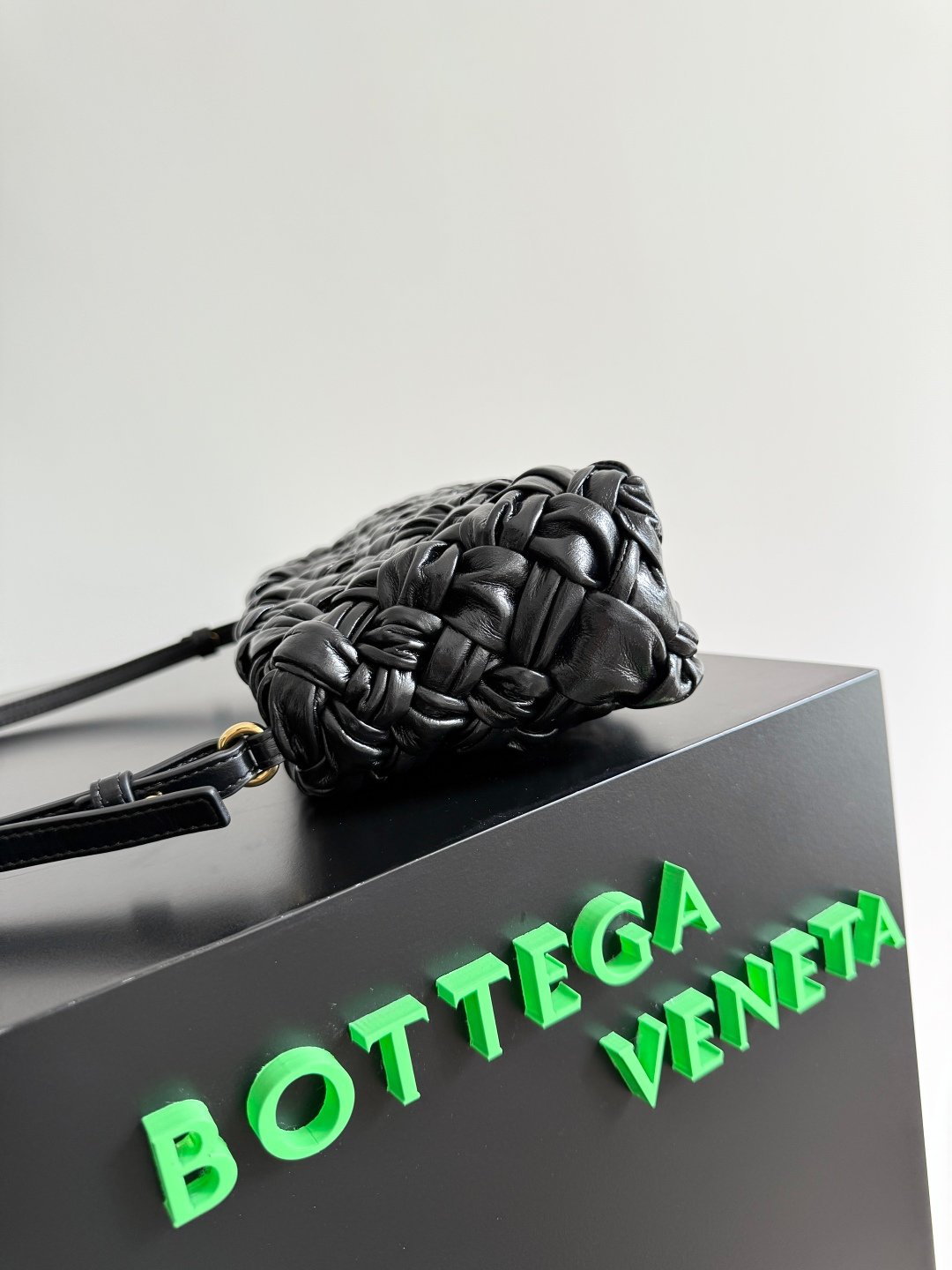 Bottega Veneta復刻版Kalimero Cha Cha編織肩包油蠟牛皮重工打造義式風尚785780