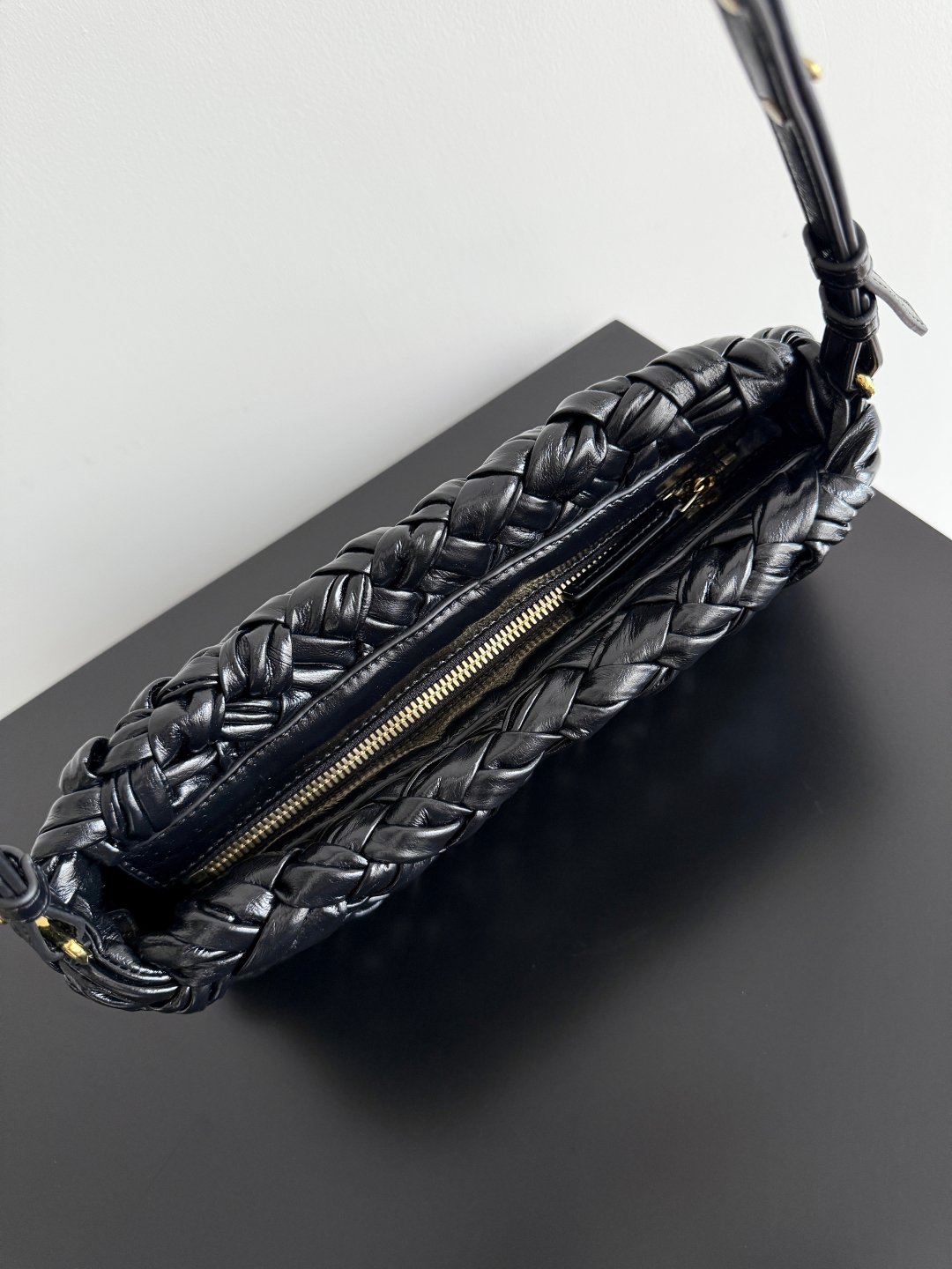 Bottega Veneta復刻版Kalimero Cha Cha編織肩包油蠟牛皮重工打造義式風尚785780