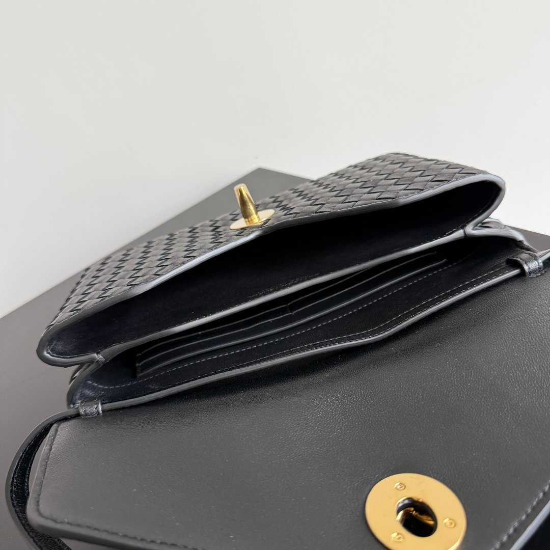 BOTTEGA VENETA 復刻版KNOT LOCK斜挎包 垂墜感皮革百搭通勤風 2025新品817191