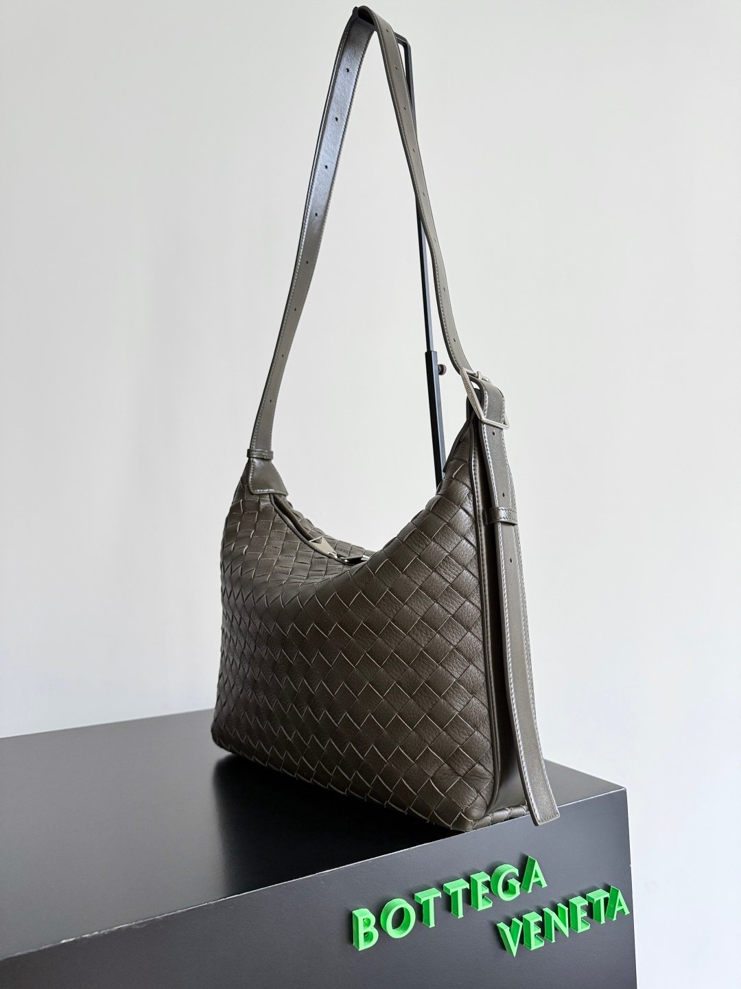 BOTTEGA VENETA 原單Traveler墨綠鹿皮旅行包 中型容量質感實用 義式休閒風格815748