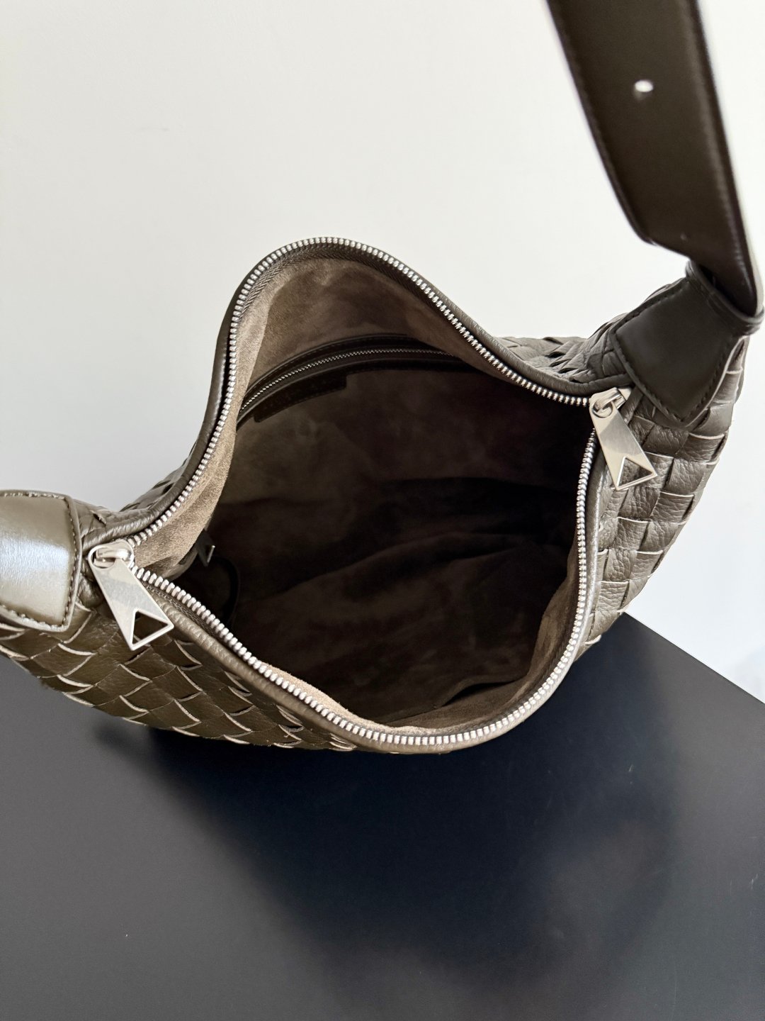 BOTTEGA VENETA 原單Traveler墨綠鹿皮旅行包 中型容量質感實用 義式休閒風格815748