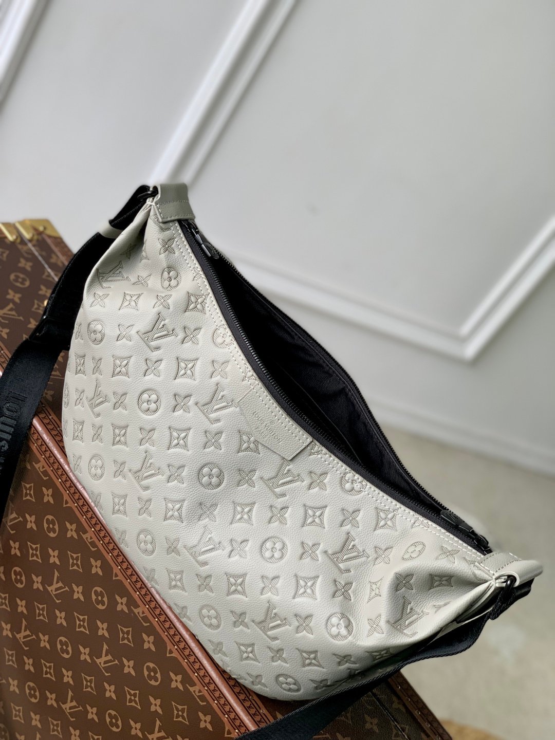 LV M24468 高仿 Hobo Hamac 大號新月包|Monogram Shadow 壓紋牛皮革斜背包