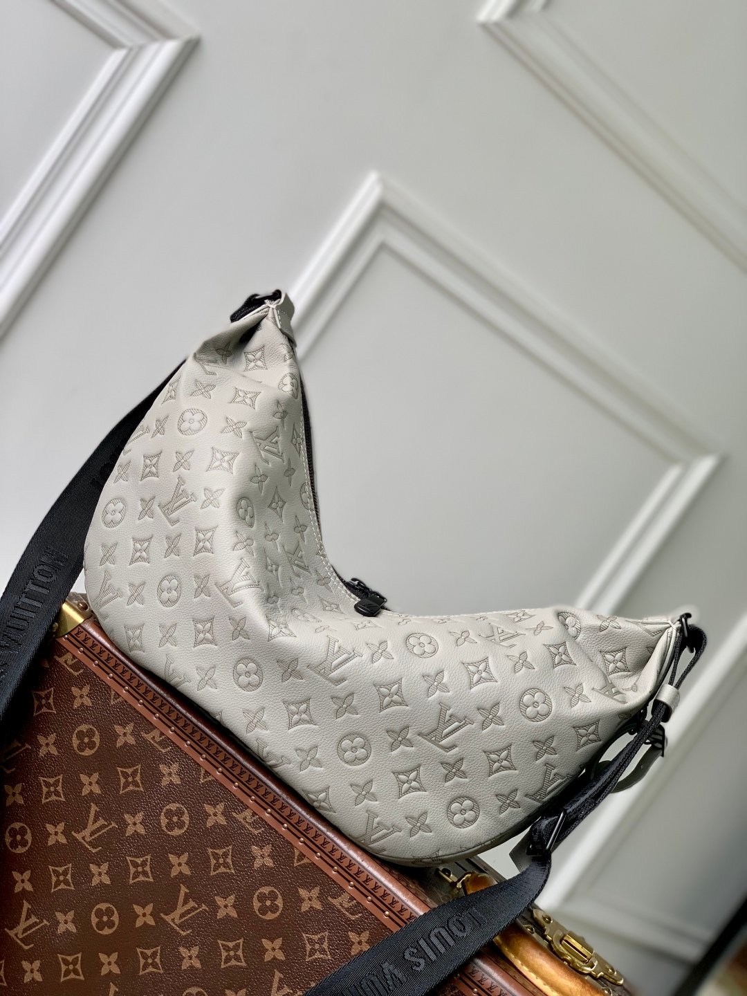 LV M24468 高仿 Hobo Hamac 大號新月包｜Monogram Shadow 壓紋牛皮革斜背包