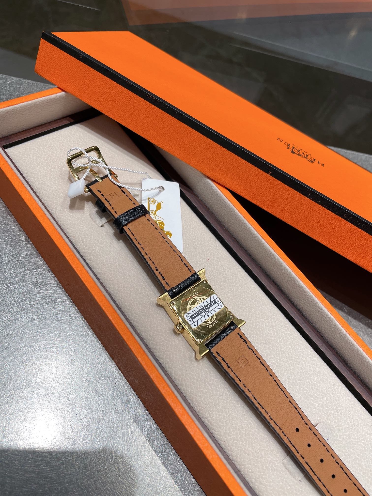 Hermès HEURE H 小號鑲鑽黑面腕錶|Barenia小牛皮錶帶|2022早春新色