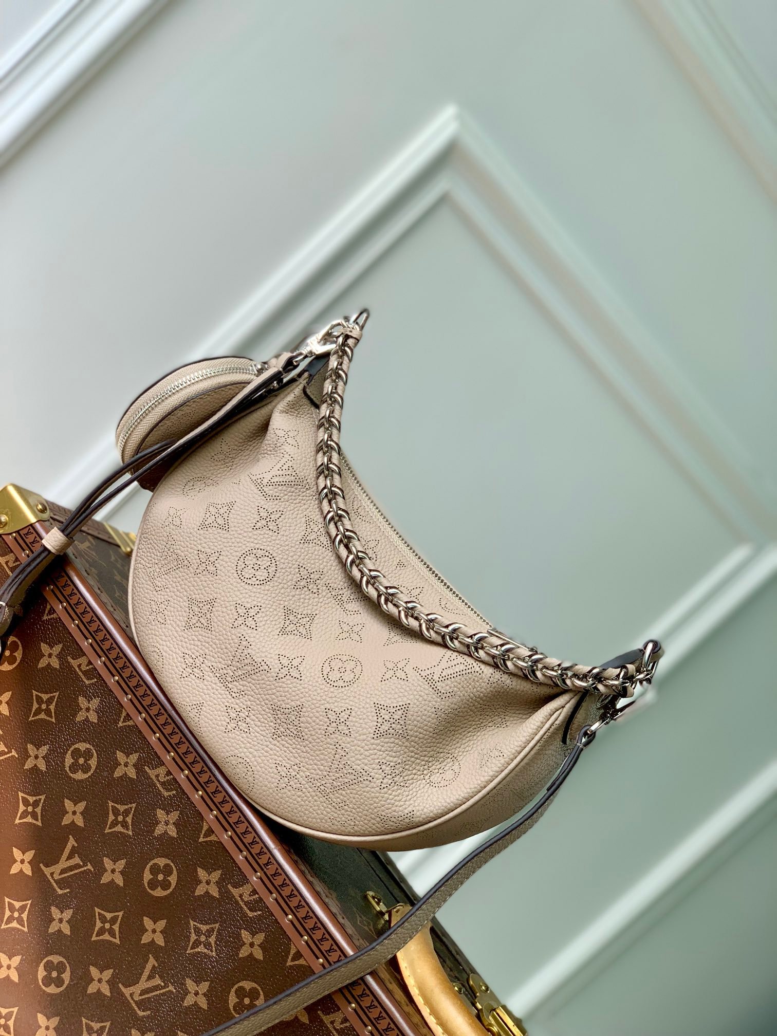 LV M22820 高仿灰色Baïa小號手袋 穿孔牛皮半月包