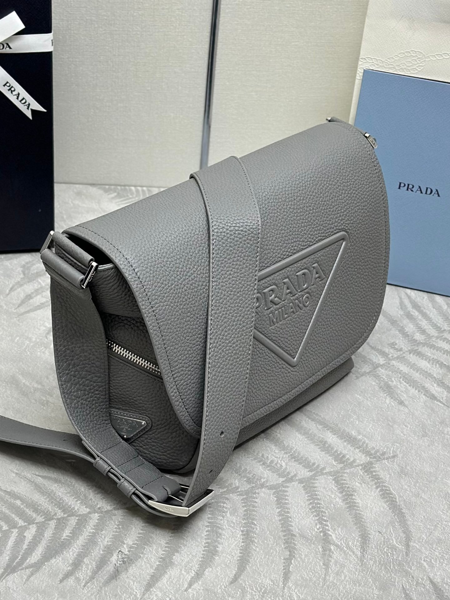 PRADA A貨灰色郵差包2VD056荔枝紋皮革多袋設計時尚休閒型男首選