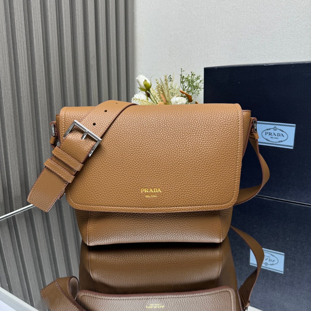 PRADA精品仿製郵差包2VD069土黃色小牛皮翻蓋設計時尚百搭小巧造型