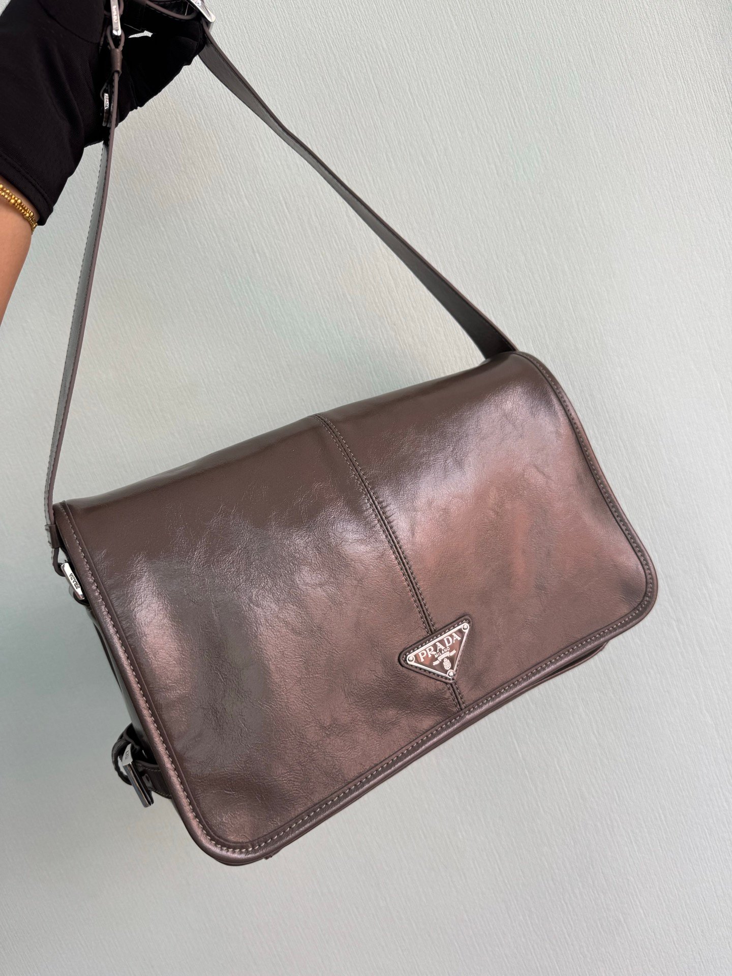 Prada 灰色精品復刻 2VD073 郵差包 男士油腊皮斜背包