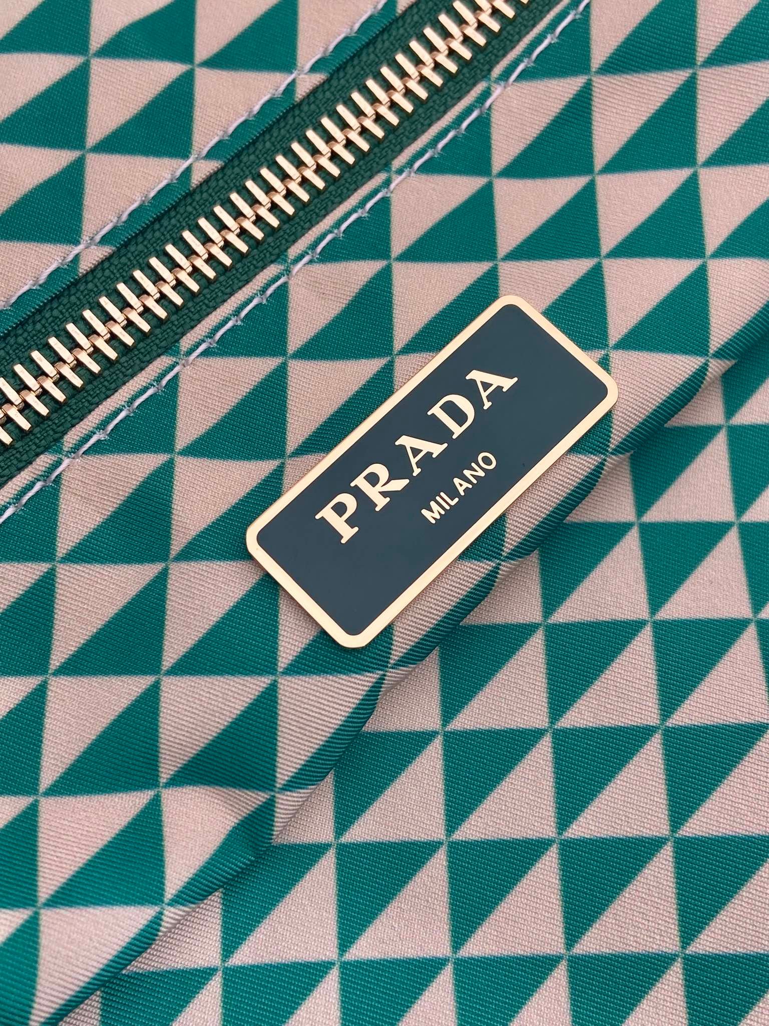 PRADA高仿網站托特包1BD552印花尼龍大容量時尚春夏必備