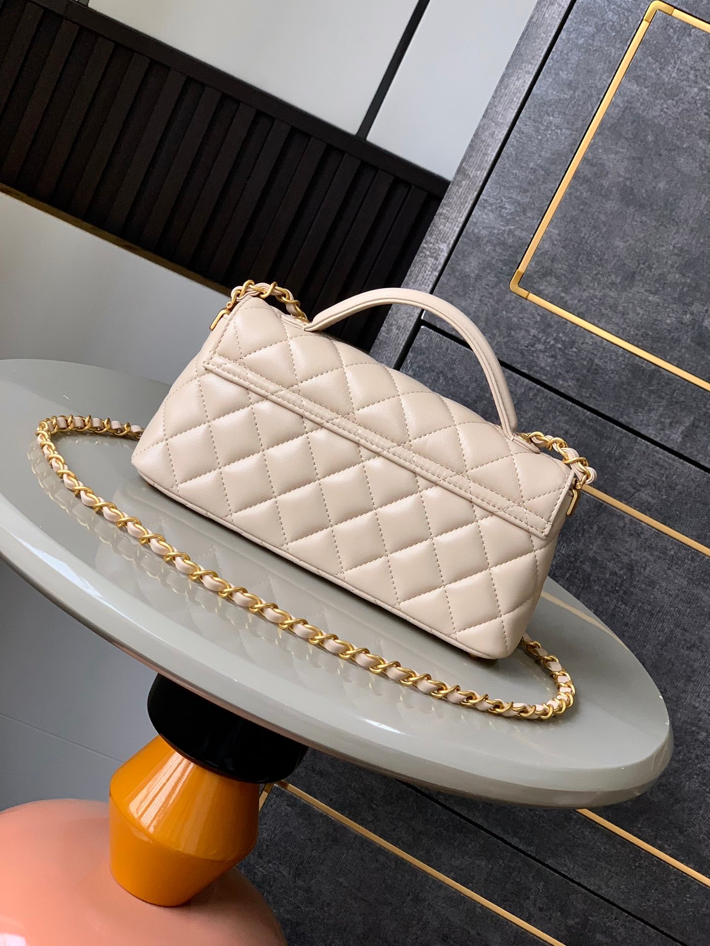 Chanel 一比一復刻 淺米色金扣小香風鏈帶包 手提斜背兩用 菱格優雅款