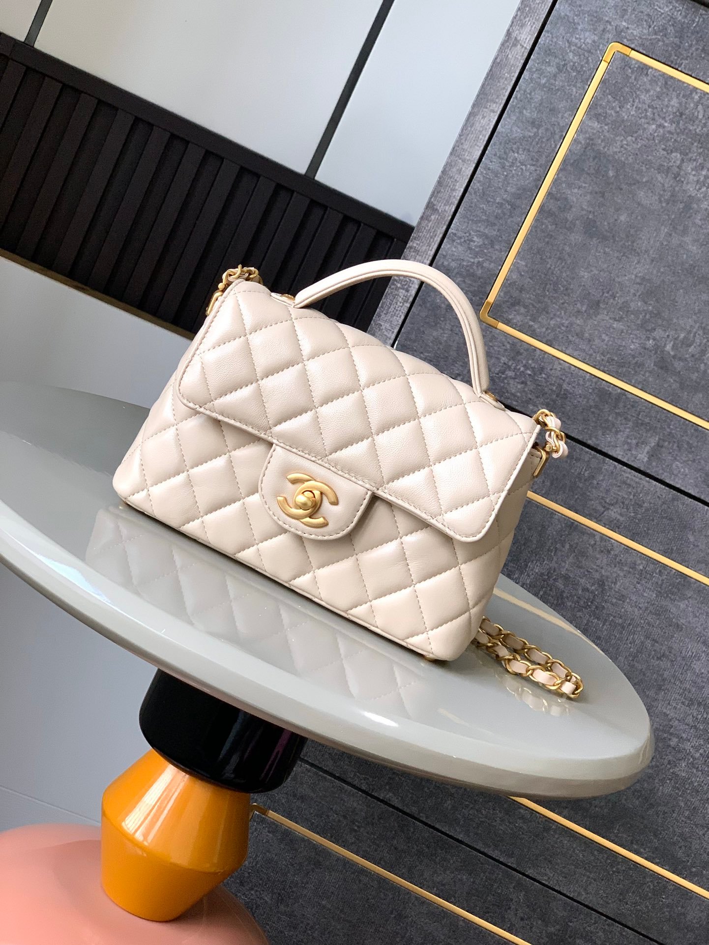Chanel高仿网站淺米色金扣菱格翻蓋包 優雅手提鏈帶 時尚小香風百搭爆款