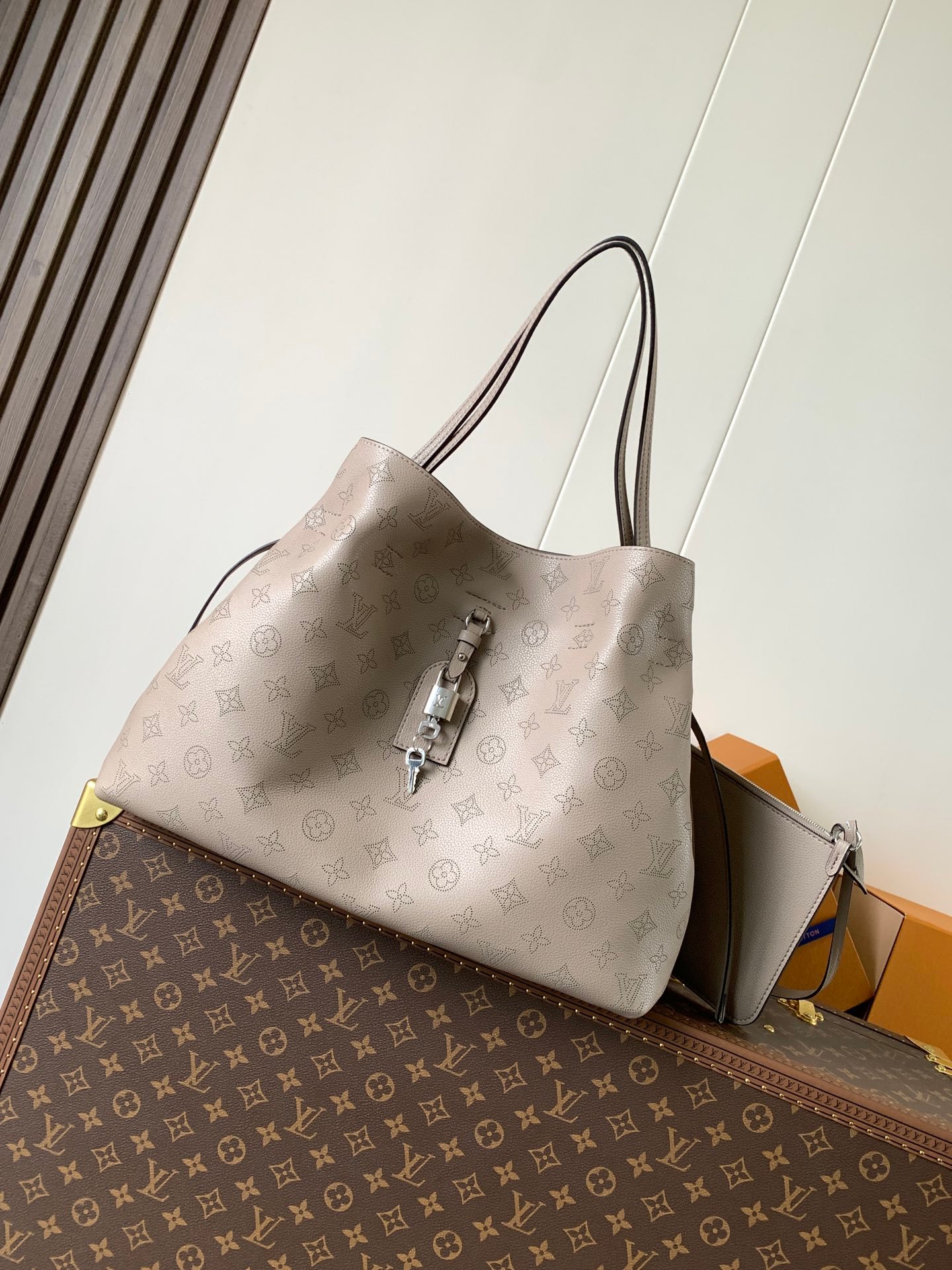LV M13180 一比一Boundless手袋 灰色Mahina穿孔皮革托特包