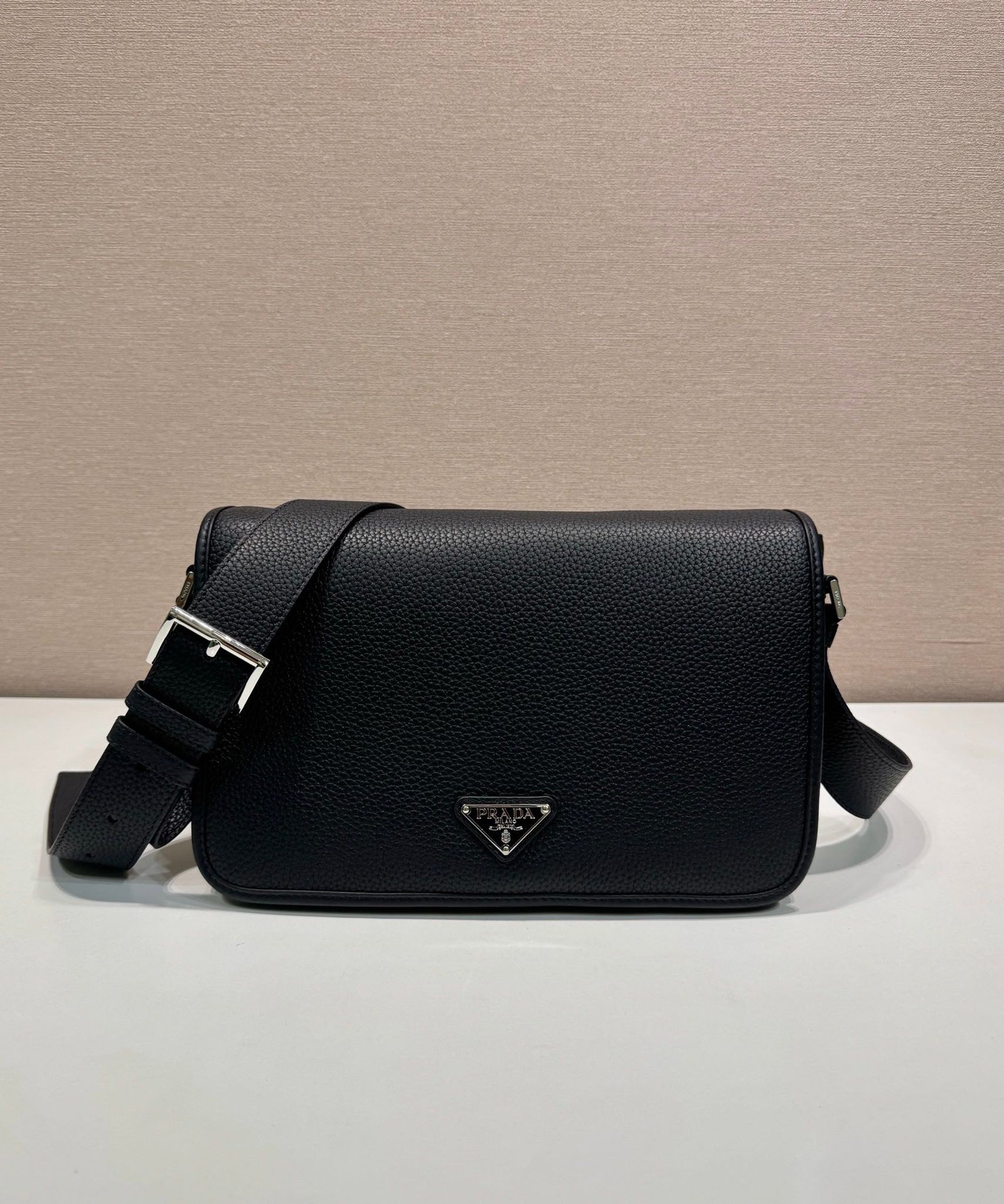 Prada 黑色原單精品 2VD075 新款郵差包 男士百搭磁扣肩背包