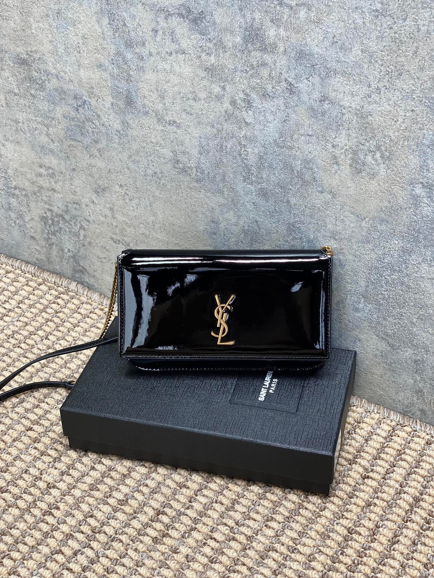 YSL頂級原單黑色漆皮信封手機包質感閃耀輕奢百搭優雅推薦635095