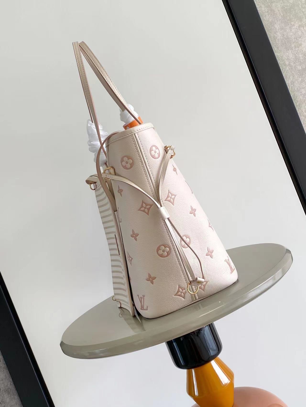 LV M14285 高仿 Neverfull MM 中號手袋|奶油色 Monogram Empreinte 全皮提花購物袋
