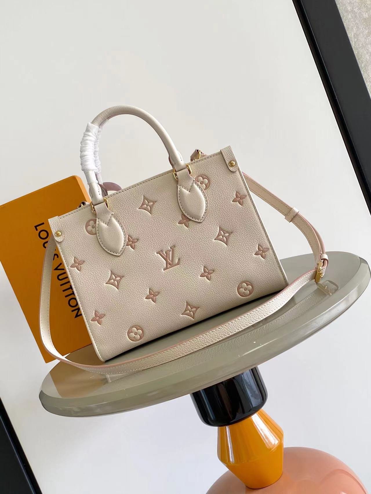 LV M14403 高仿OnTheGo 小号手袋｜Monogram Empreinte 皮革优雅链条包