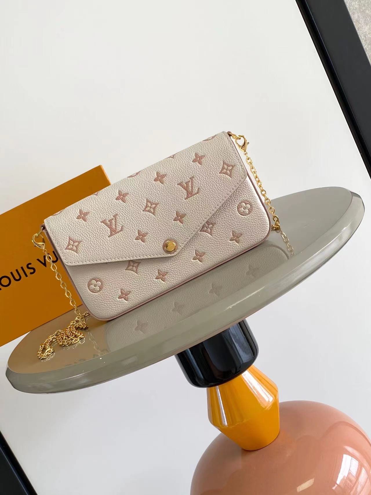 LV M15968 高仿浸染雙色 Pochette Félicie 鏈條包Monogram 壓紋設計