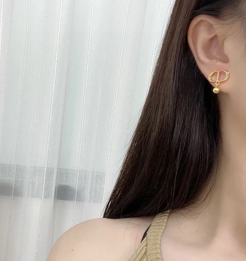 Dior A貨Tribales字母CD耳環 經典標誌設計 百搭人氣款 氣質時尚推薦