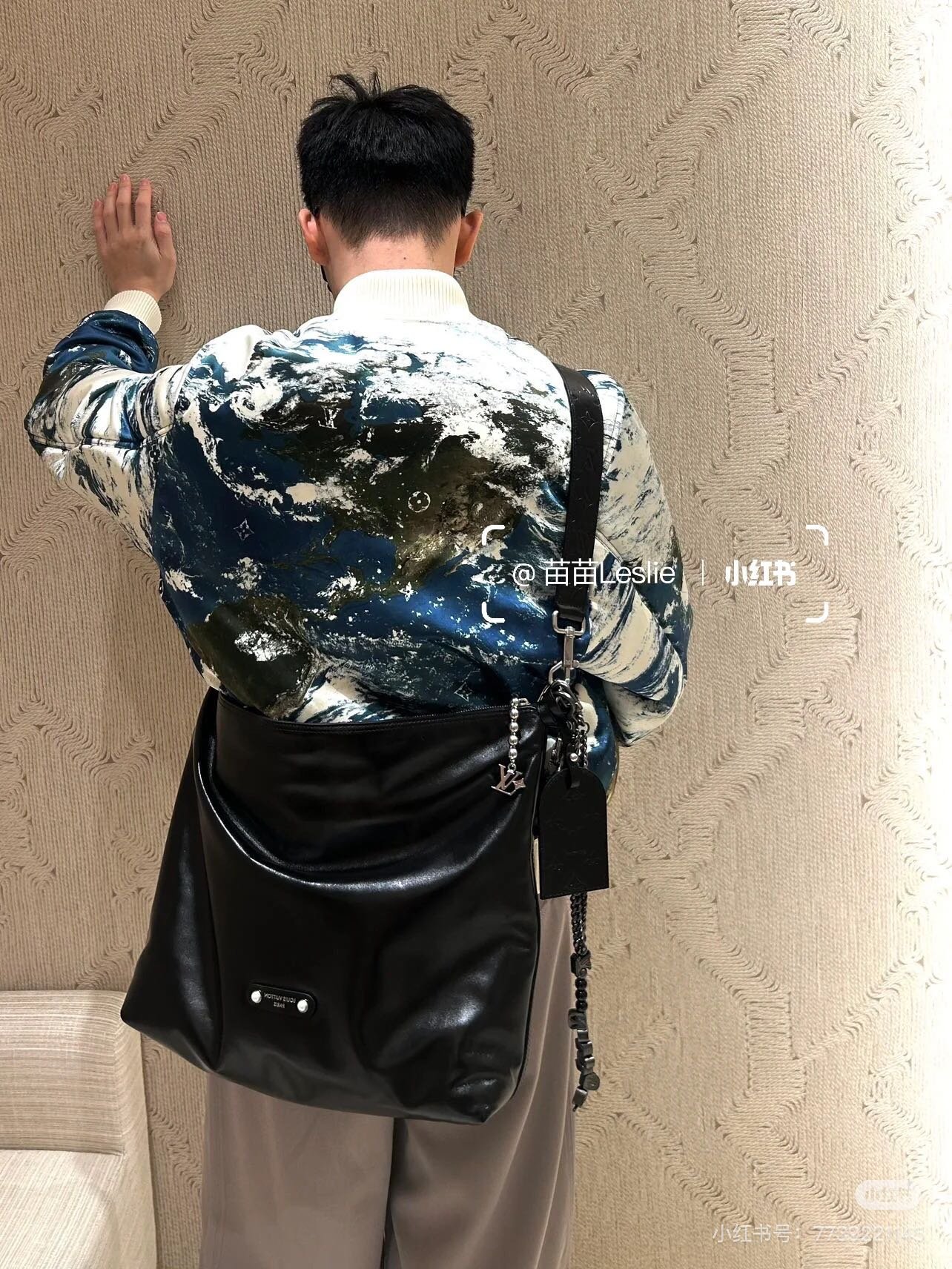 LV M13986原單Vagabond Hobo亮面牛皮手袋 時尚曲線設計 珠鏈點綴質感爆棚