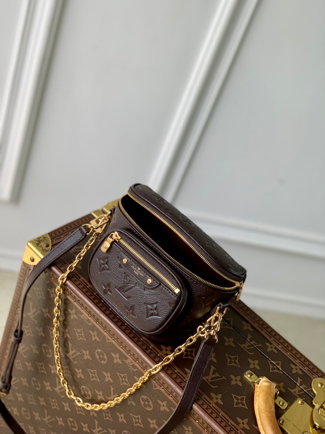 LV M13614一比一Easy Pouch巧克力棕色手拿包 金屬鏈條精緻百搭風