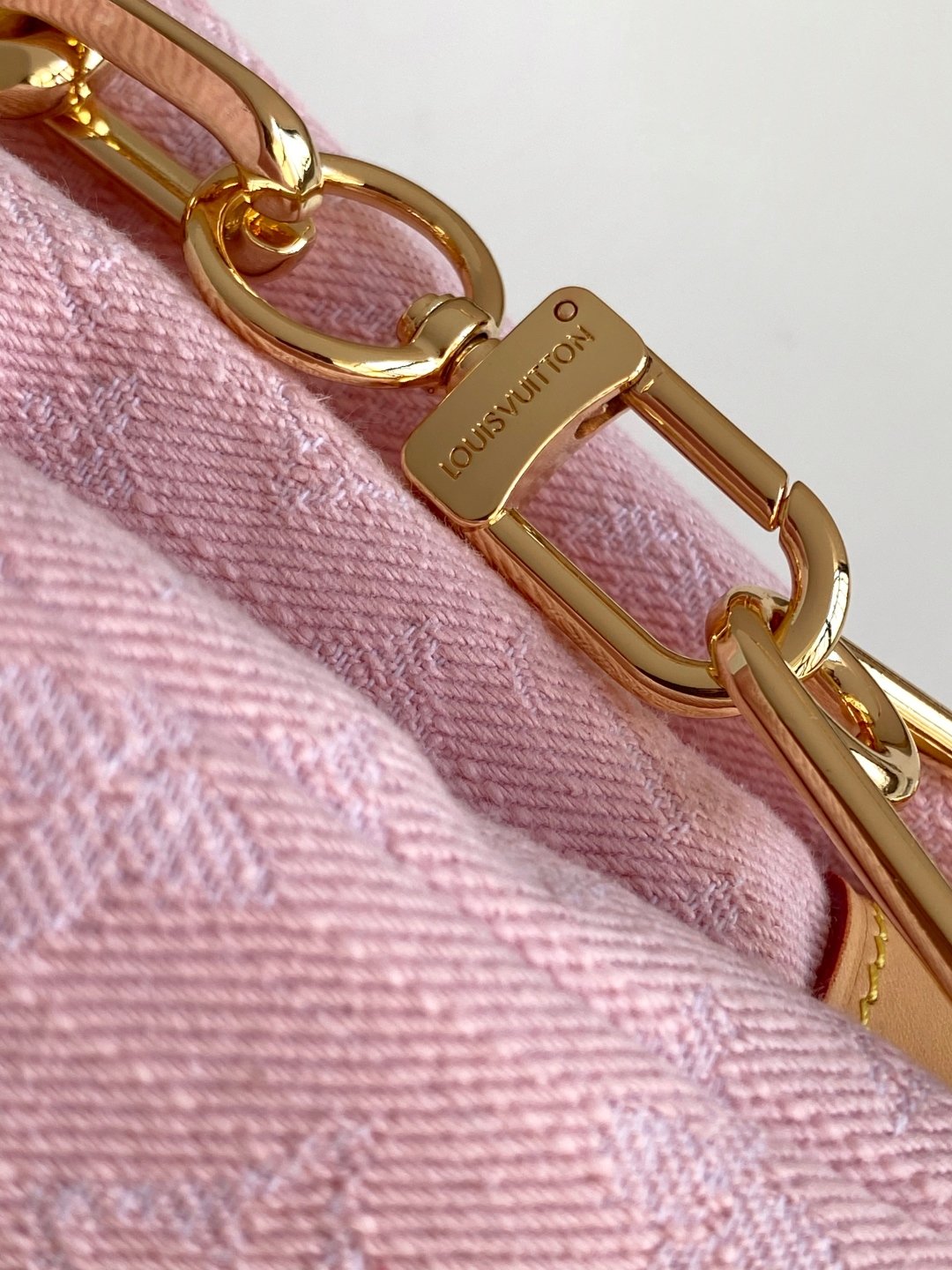 LV 精品仿製Coussin粉色丹寧小號手袋 浪漫輕盈法式風格 休閒出街百搭款M13313