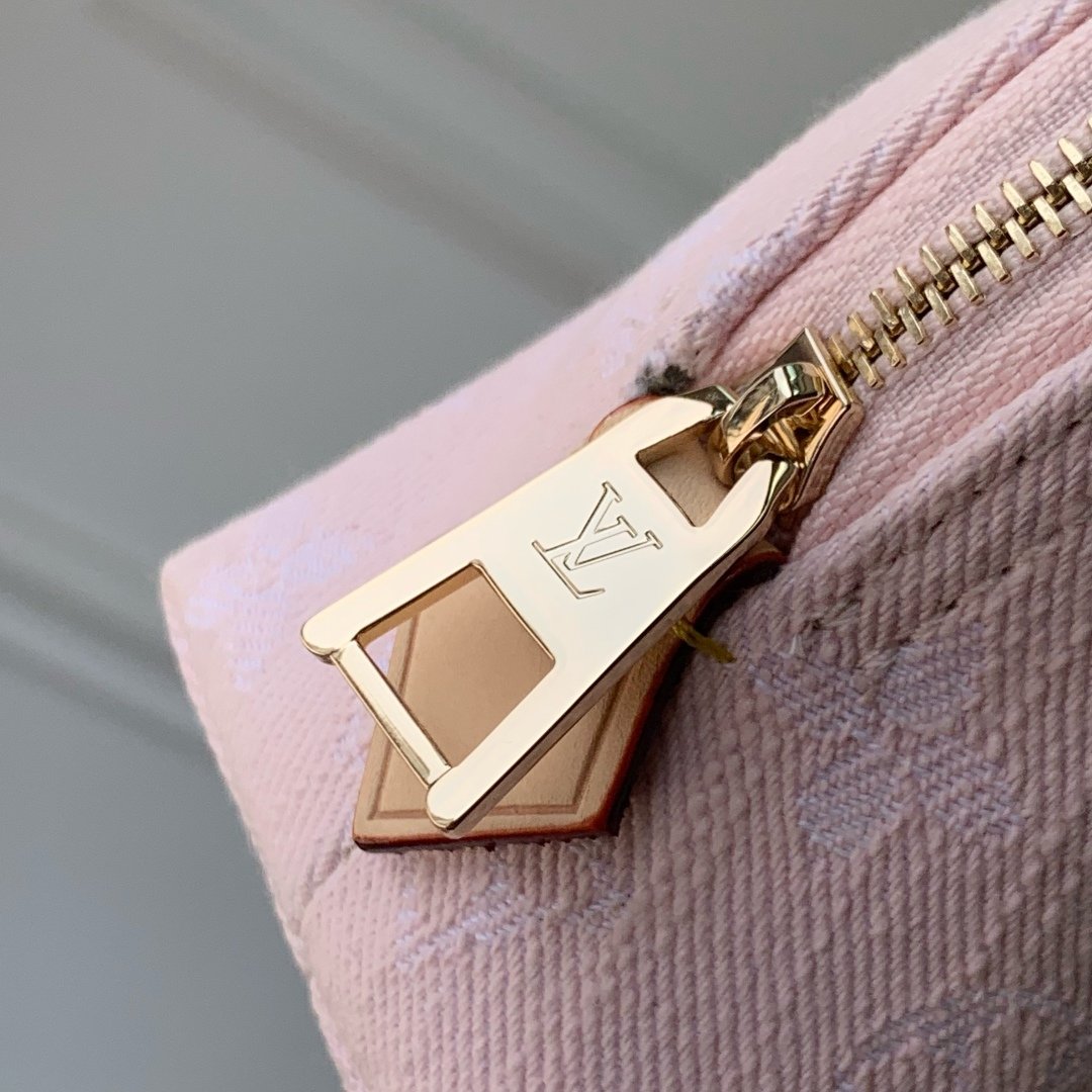 LV 原單Monogram Denim粉色化妝包 清新甜美實用百搭款 美型收納之選M13751
