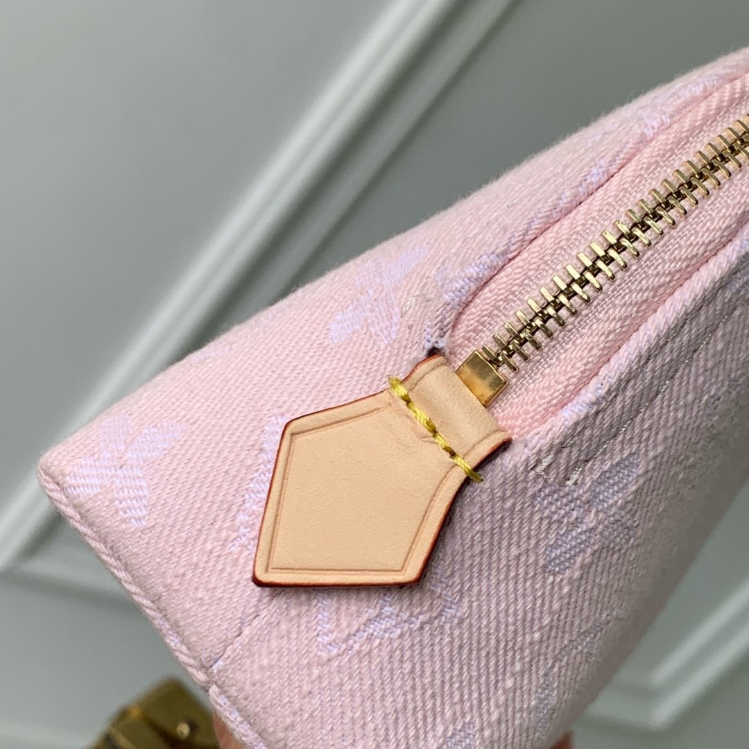 LV 原單Monogram Denim粉色化妝包 清新甜美實用百搭款 美型收納之選M13751