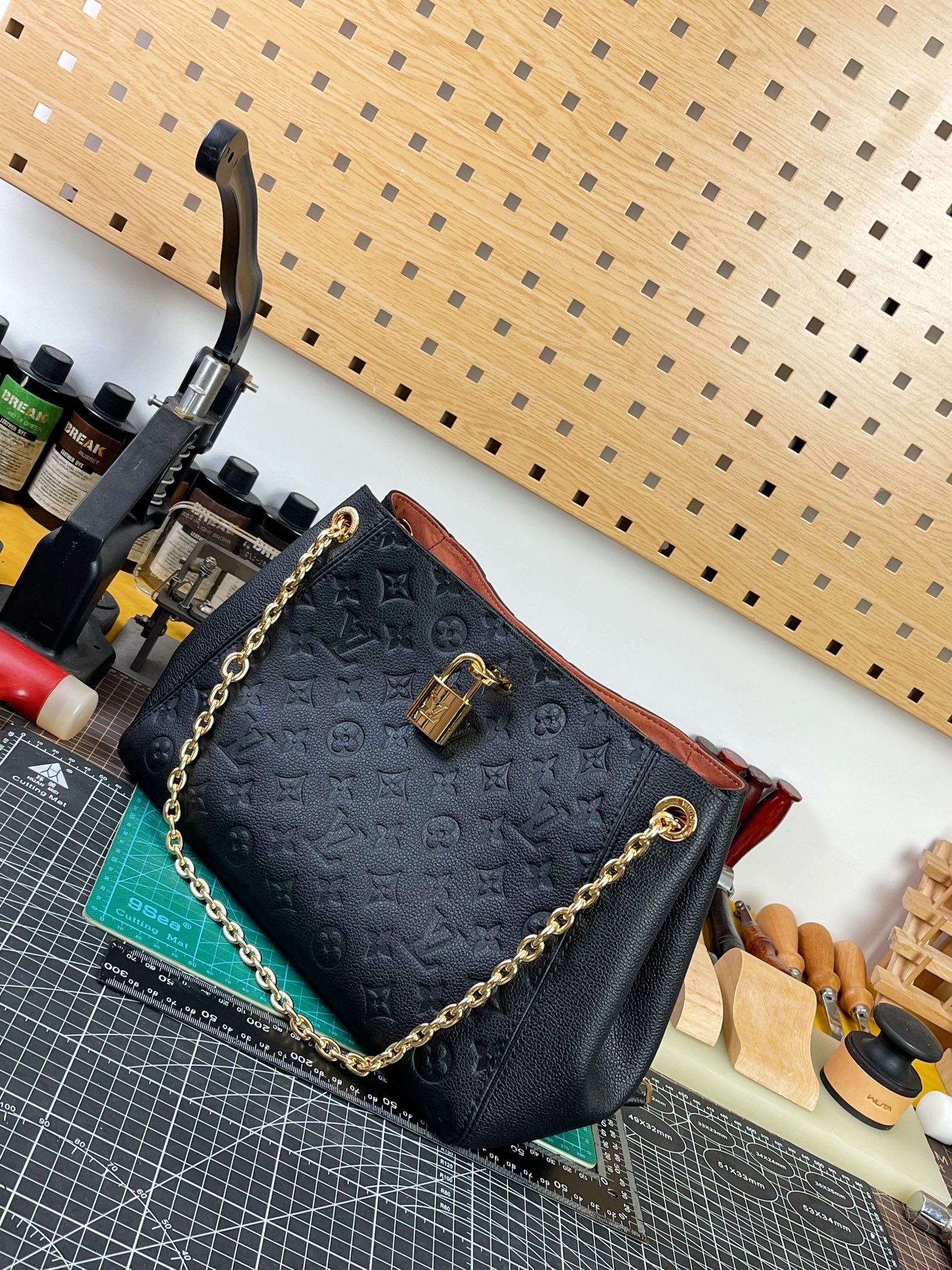 LV高仿黑色Anytime小號手袋復古典雅多用造型法式壓紋風格