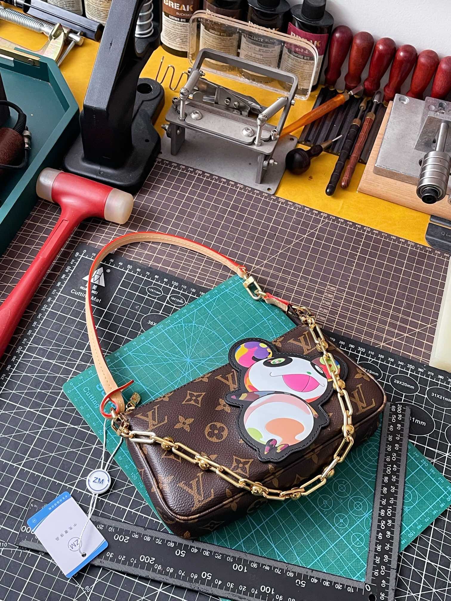 LV一比一 M13440 Pochette Accessoires手袋熊貓彩繪設計潮流百搭藝術