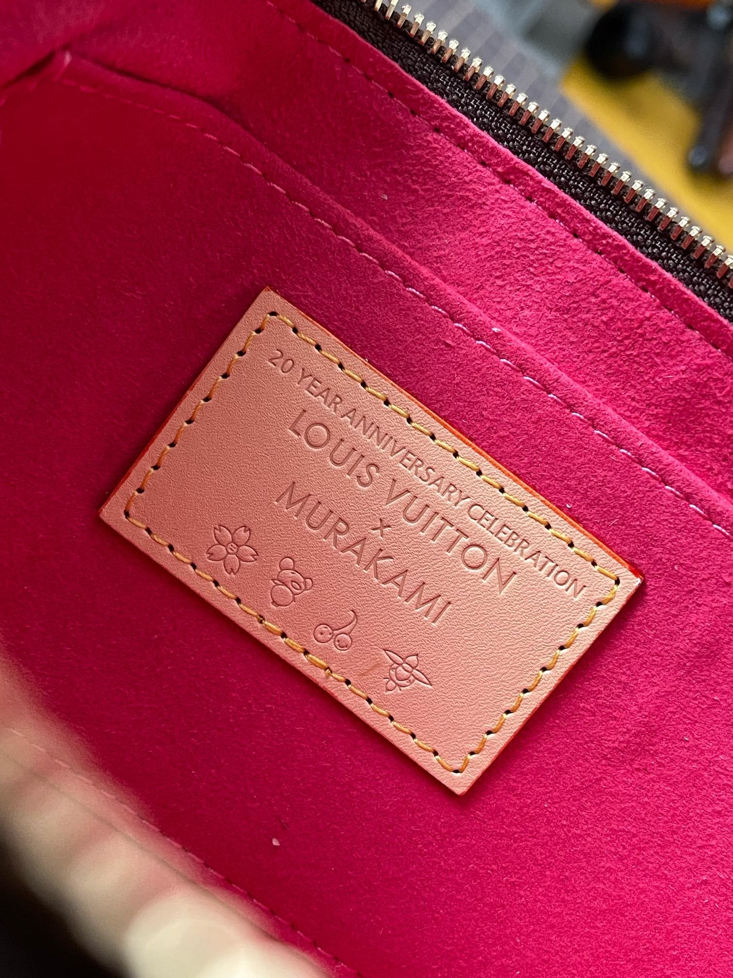 LV一比一 M13440 Pochette Accessoires手袋熊貓彩繪設計潮流百搭藝術風格