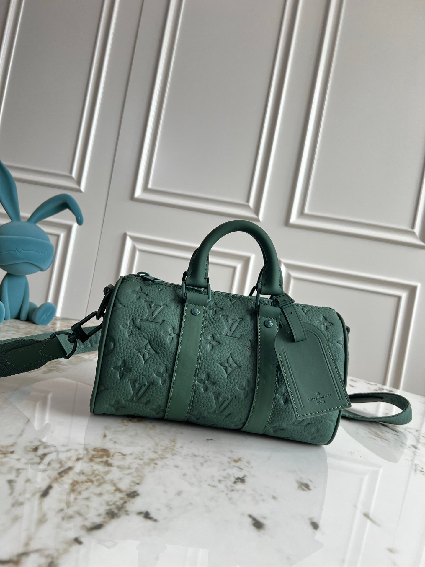 LV 高仿 Keepall 25 墨綠壓花旅行包 極簡戶外風格 經典男士包款M24432