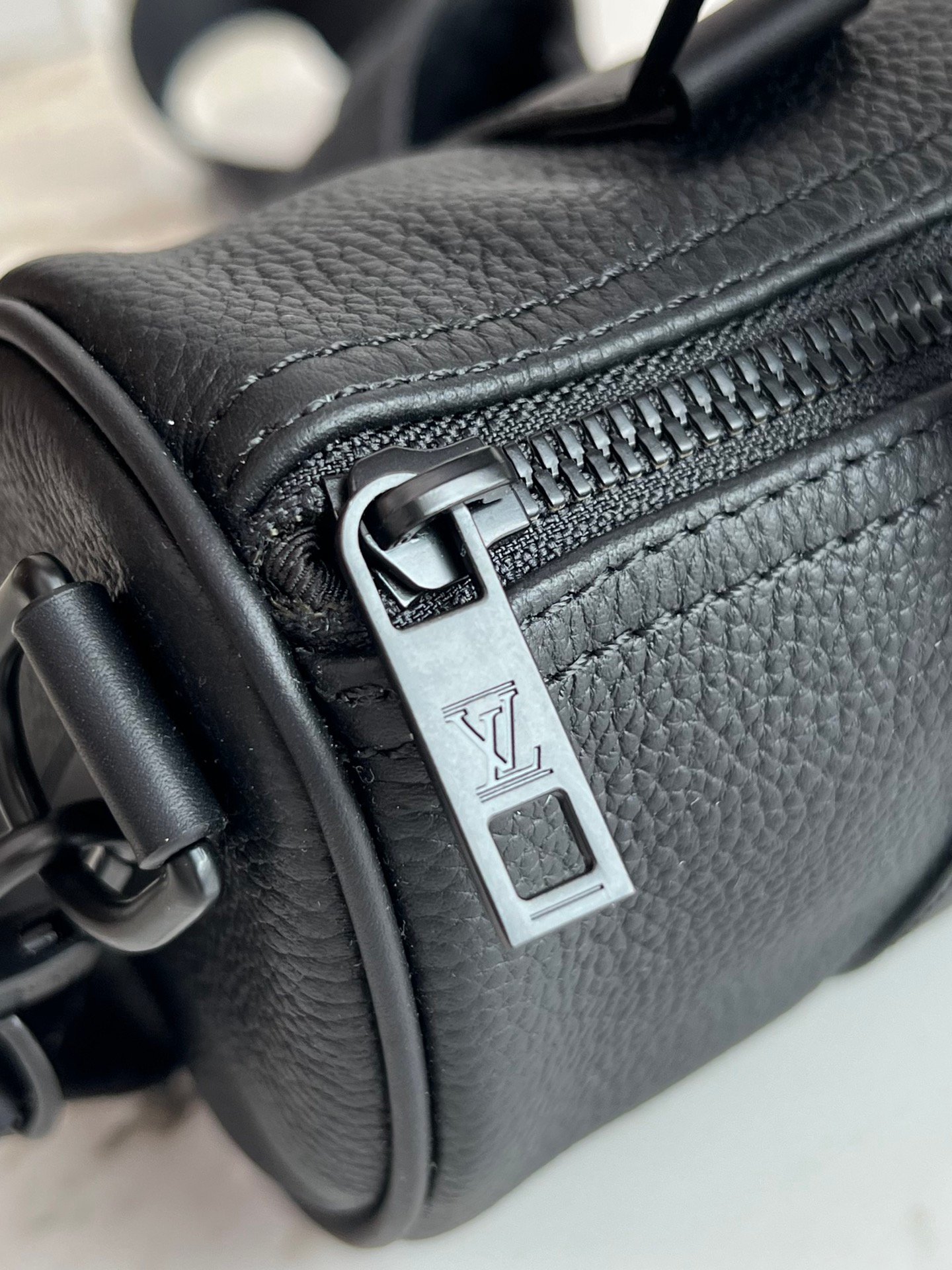 LV 復刻版 Keepall Aerogram 黑色牛皮旅行包 航空信箋靈感 雅緻簡約男士風