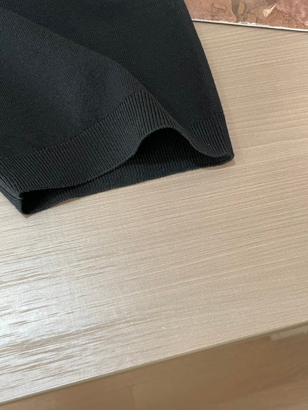 Hermès 精品仿製男士短袖針織衫 黑色H繡標圓領T恤 天絲羊毛混紡 輕薄高級感穿搭