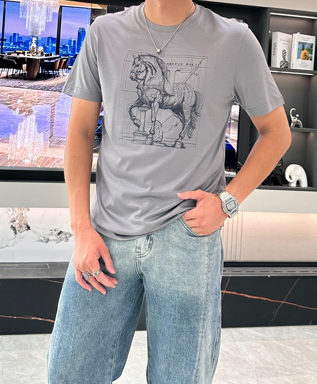 Hermès 復刻版男士T恤 淺灰色巴西駿馬刺繡 圓領設計 高端天絲面料 冰爽親膚款