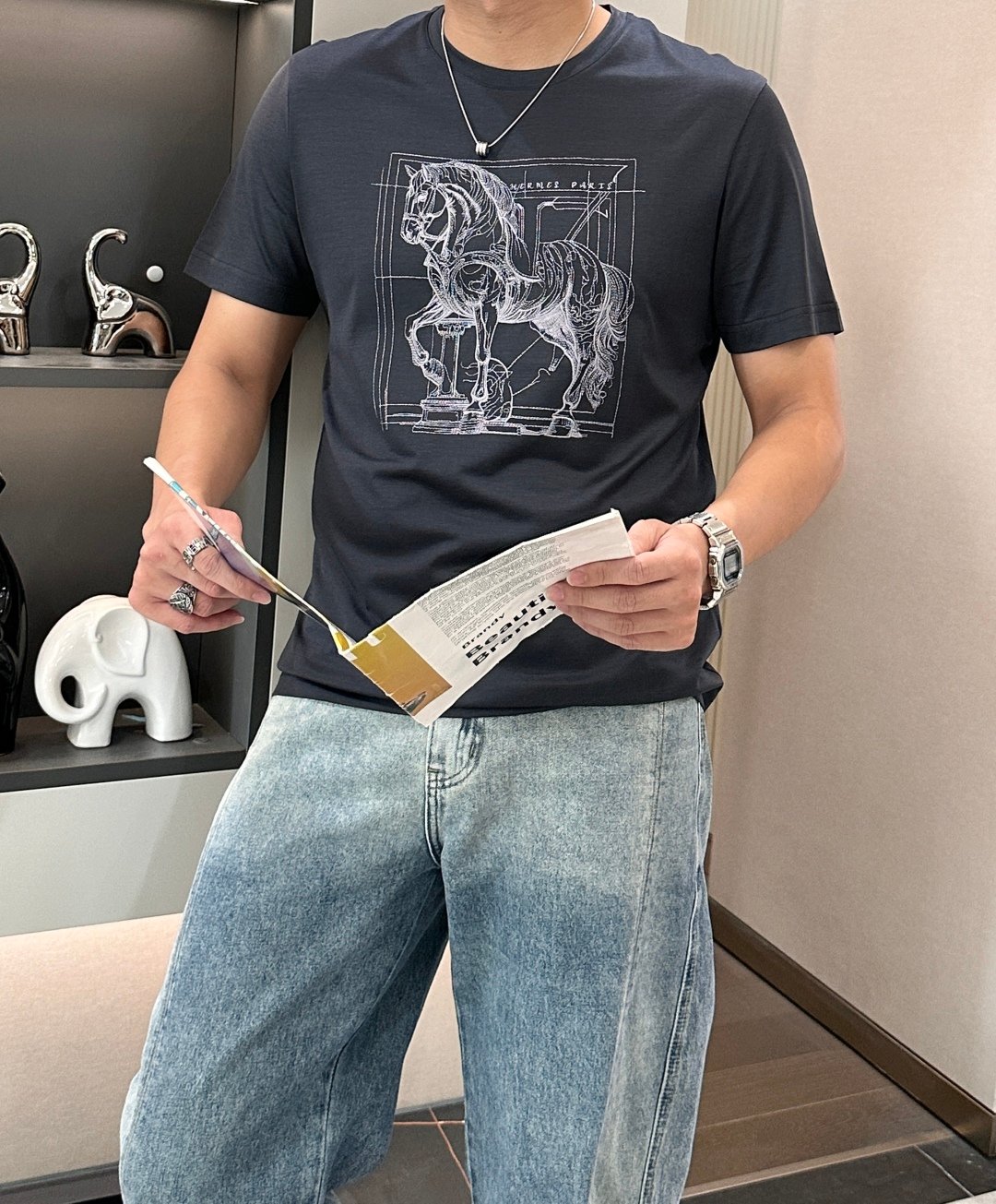 Hermès 高仿男士T恤 深灰色巴西駿馬刺繡 圓領短袖 天絲布料 立體時尚百搭