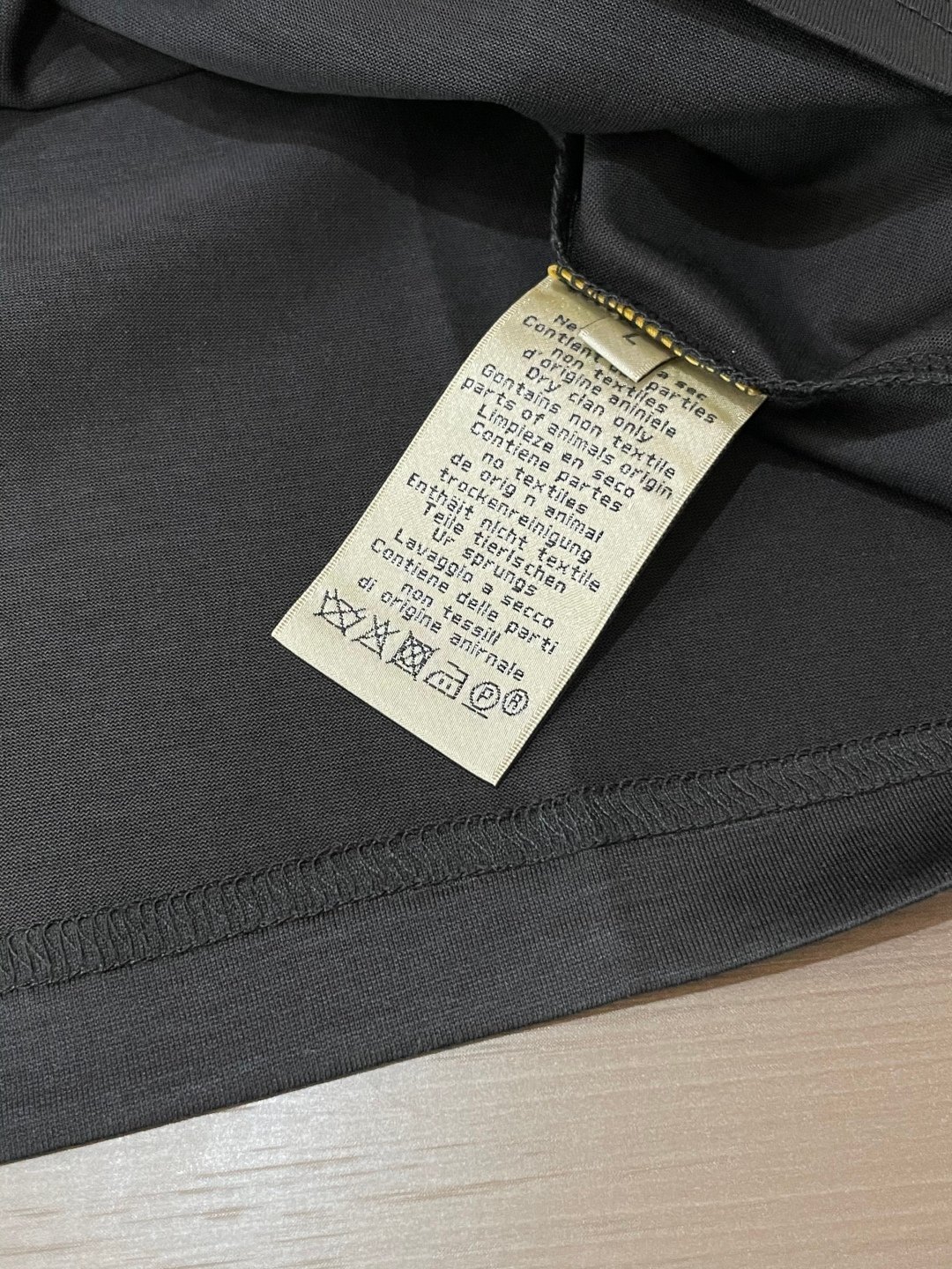 Hermès 高仿男士T恤 深灰色巴西駿馬刺繡 圓領短袖 天絲布料 立體時尚百搭