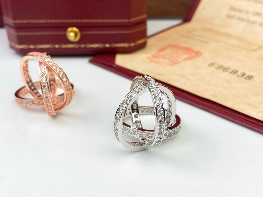 卡地亞 Cartier 三環鑲鑽戒指｜經典 Trinity 三色戒｜愛情友情親情象徵｜專櫃款