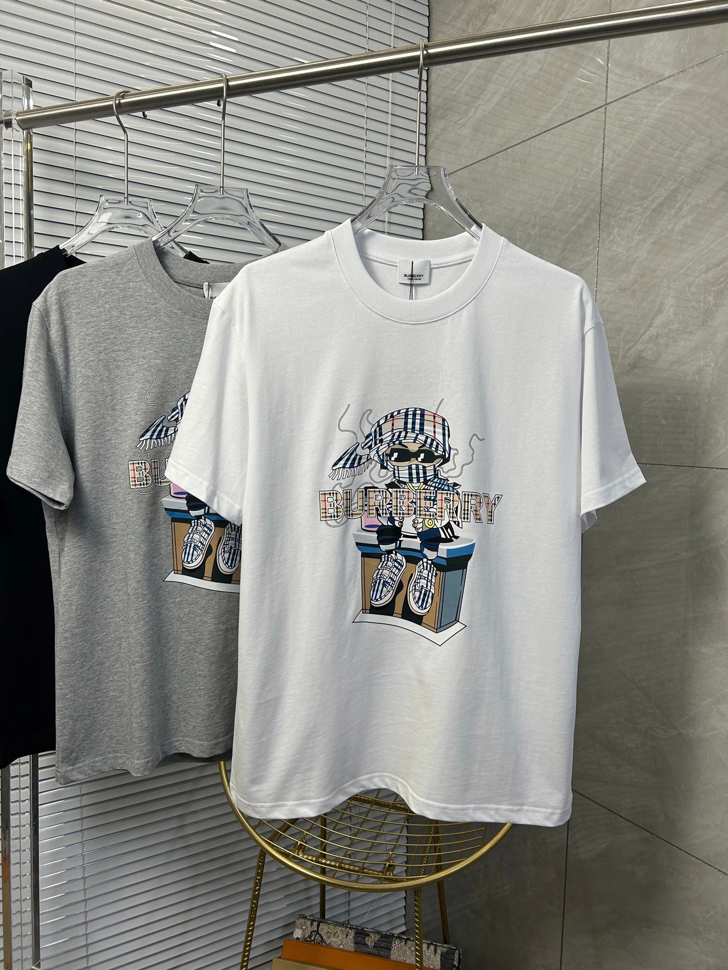 Burberry高仿白色印花T恤情侶款親膚柔棉立體設計感2025春夏新品
