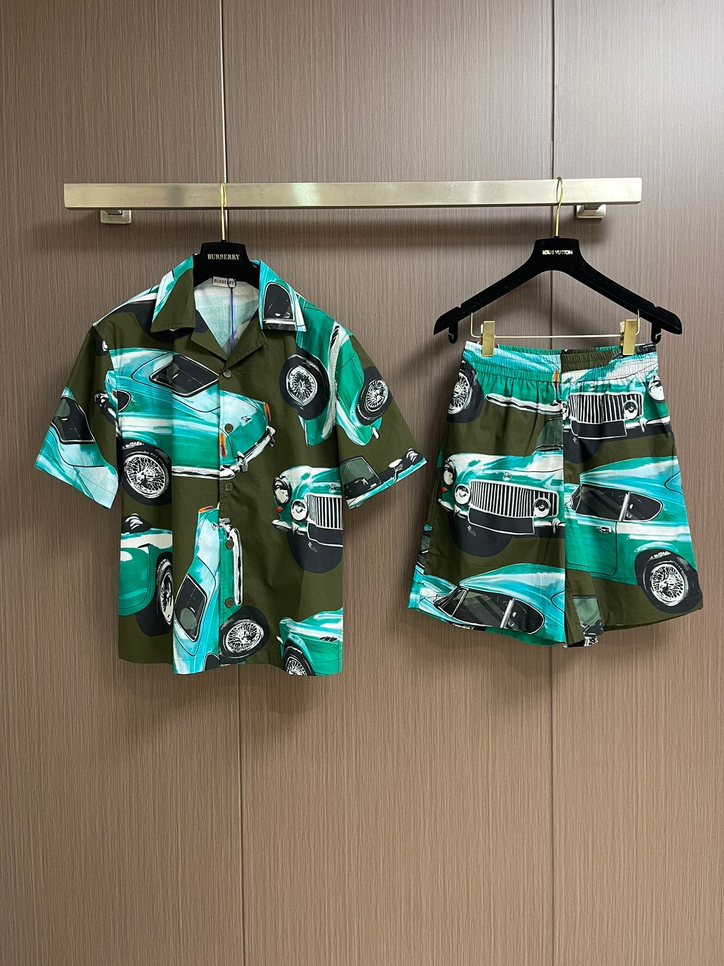 BURBERRY2025早秋新款｜黑綠汽車印花短袖+短褲套裝｜男女同款 一比一精品仿製