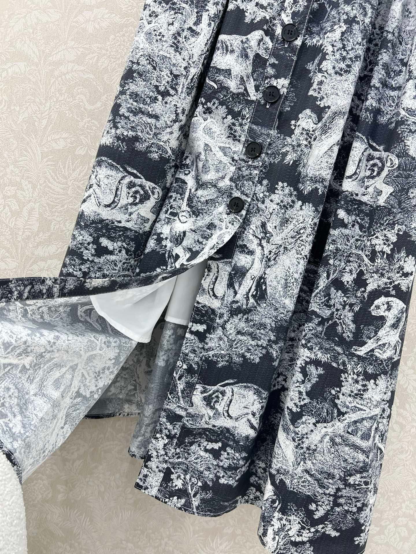 Dior 精品仿製叢林動物印花吊帶長裙 高級灰色系 單排扣收腰大擺設計