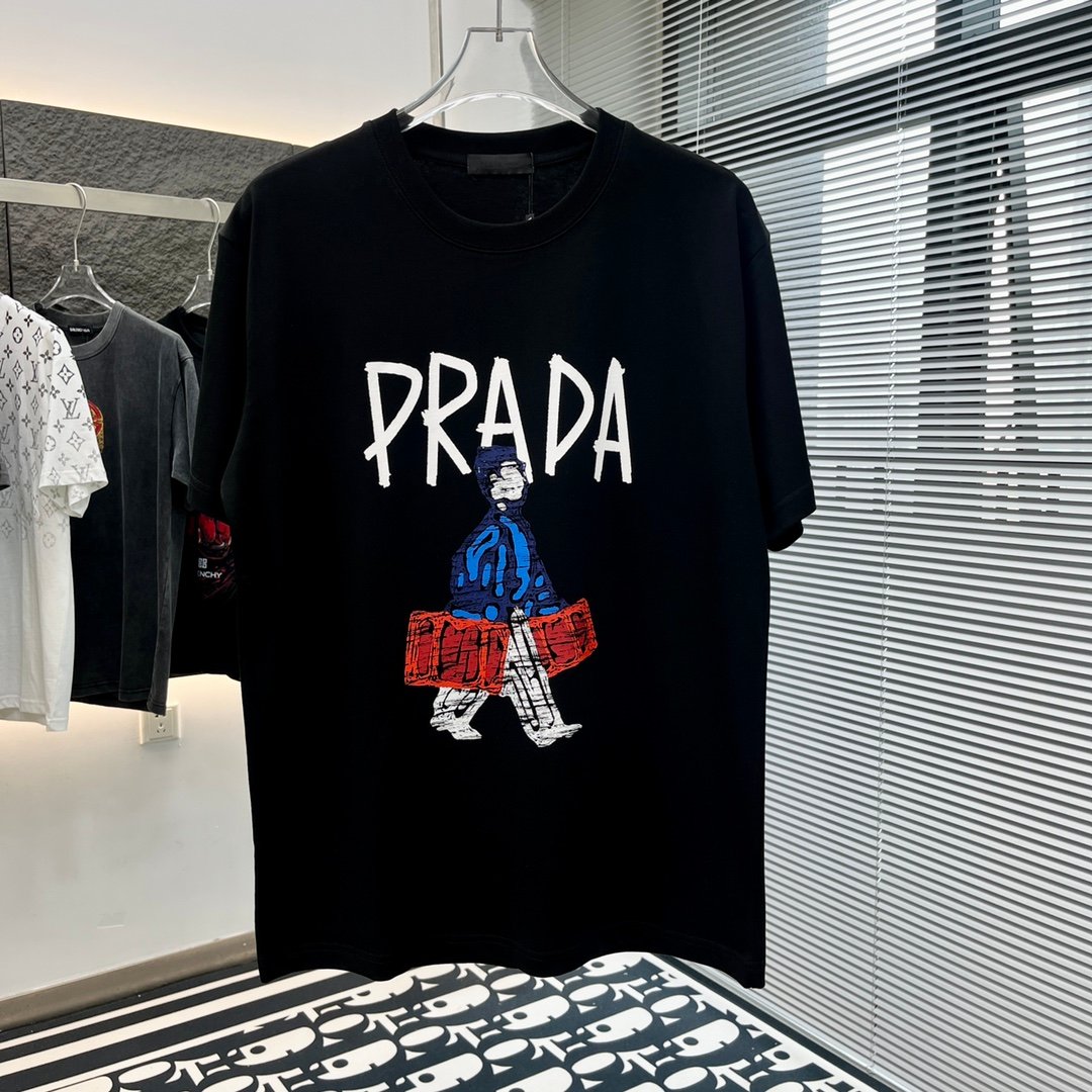 Prada 復刻版黑色短袖T恤 小人手提箱卡通印花 落肩寬鬆剪裁 2025春夏潮感百搭