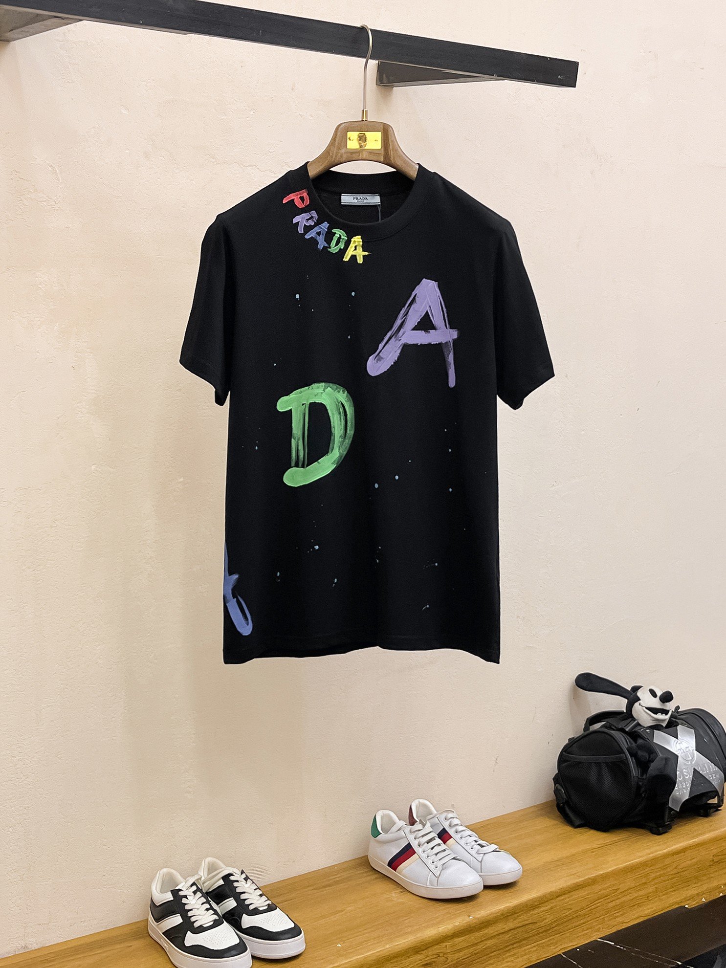 Prada 高仿黑色短袖T恤 高定面料手繪圖案 時尚舒適潮男必備 2025夏季新品